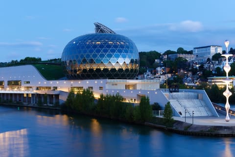  La Seine Musicale or City of Music is concert hall located on Seguin Island in Boulogne-Billancourt, south-west of Paris.